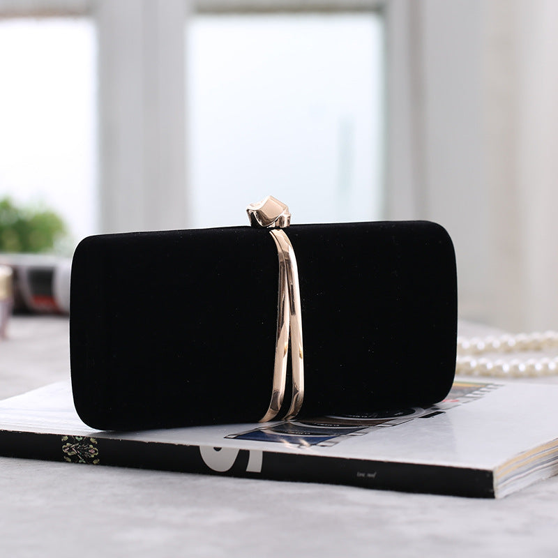 Ou Meimei holding a hard box small square bag dinner bag