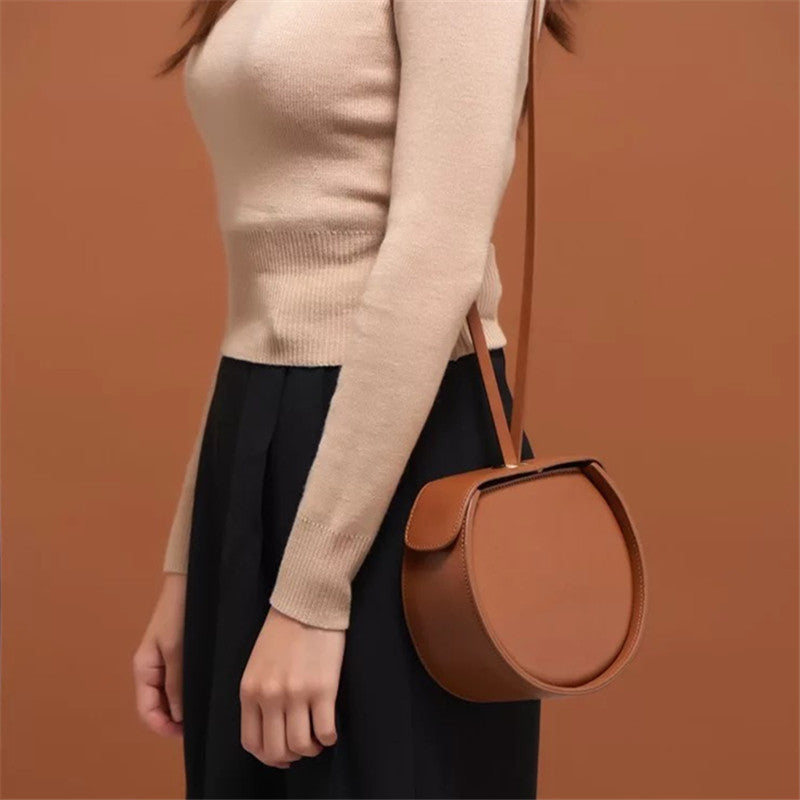 Drawstring portable diagonal shoulder bag